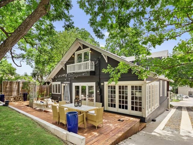 1206 Baylor St