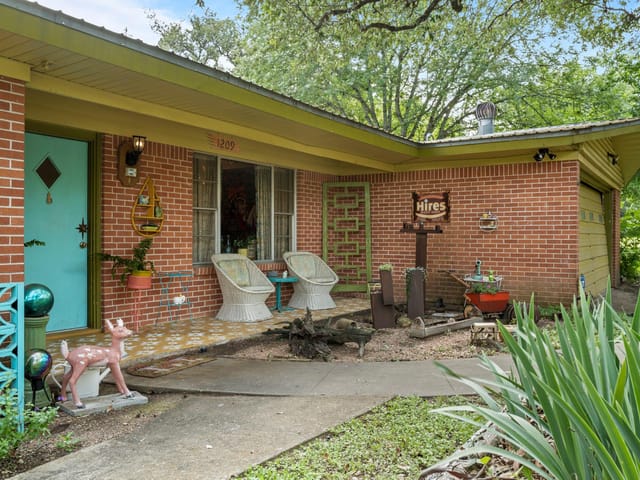 1209 Newport Ave