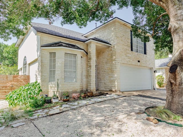 1209 Tetbury Ln