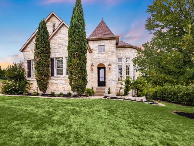 121 Burgess LN