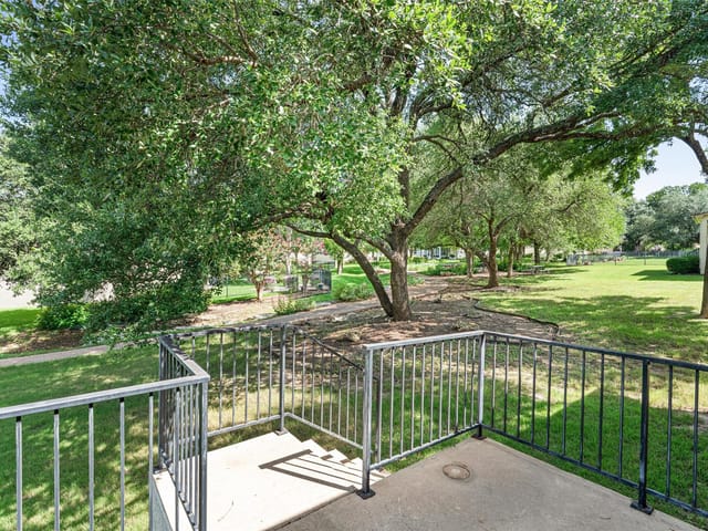 121 Larkspur Ln