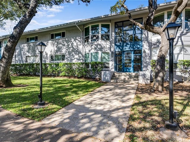 1210 Windsor Rd Unit #203