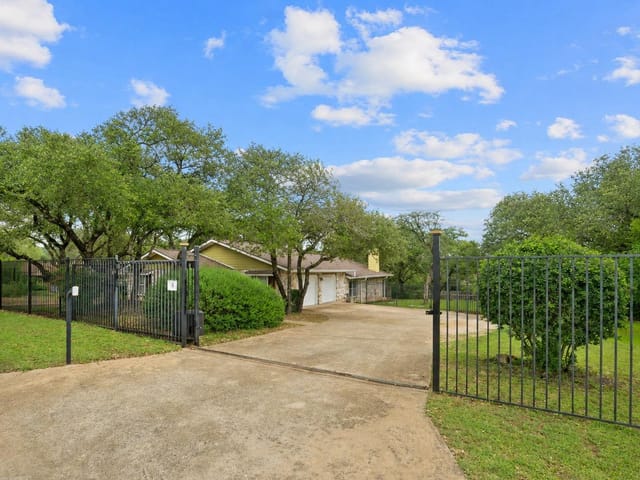 1211 Falcon Ledge DR