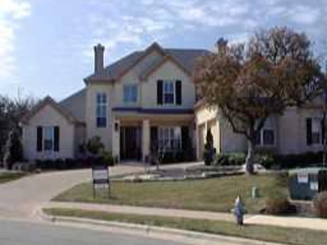 1212 GROSVENER CT