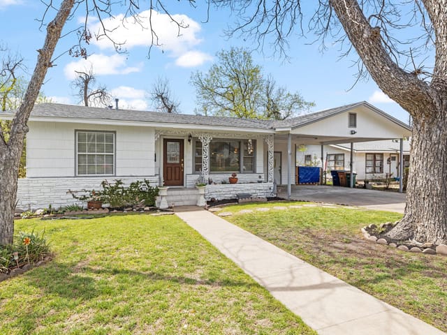 1213 NE Cloverleaf DR