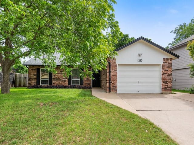 1213 SOUTH TRACE Dr