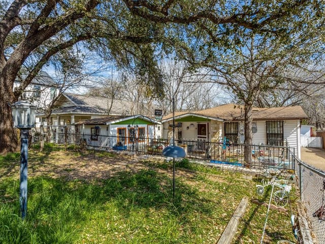 1215 Luna St