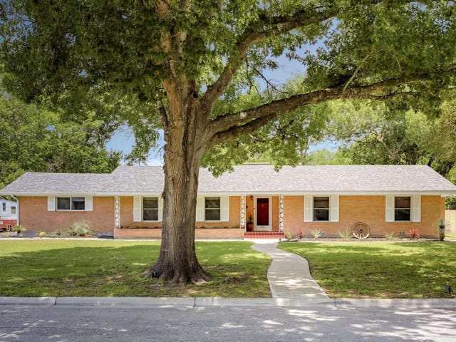 1215 W Live Oak ST