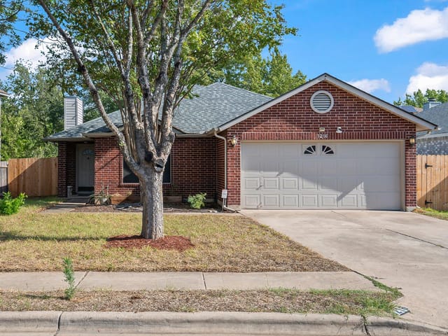 1216 Bradbury LN