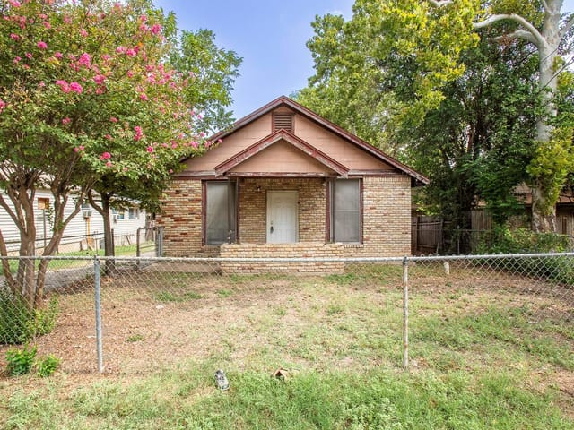 1218 E 52nd ST