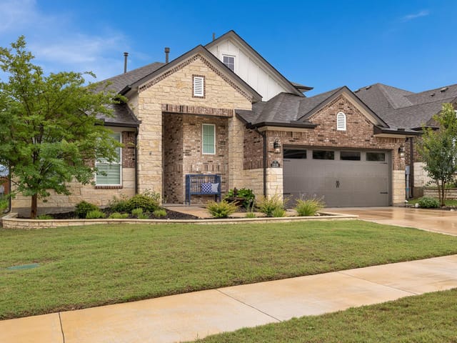 1219 Leaning Oak LN