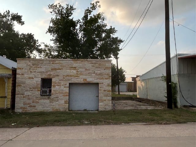 122 W Milam Ave