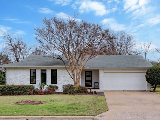 12211 Arrowwood Dr