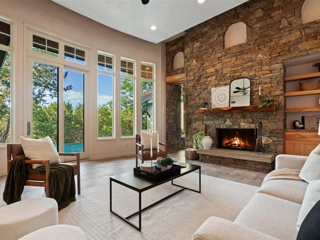 125 Clubhouse DR - front exterior - Luxury home in Lakeway Sec 28, Lakeway, TX