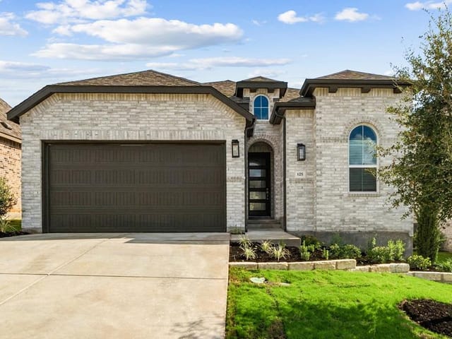125 Three Oaks LN