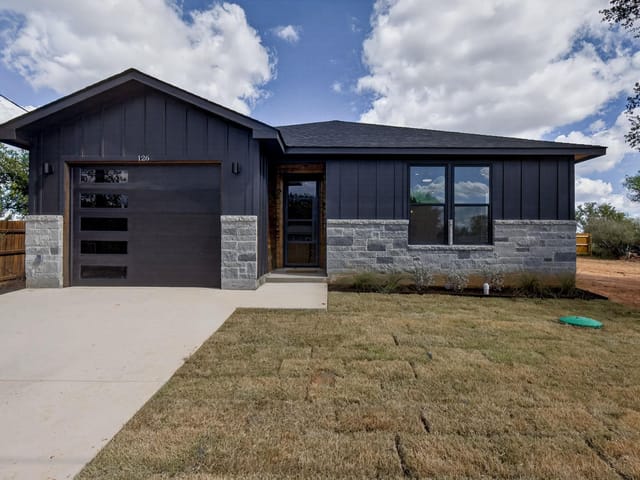 126 W Maple DR