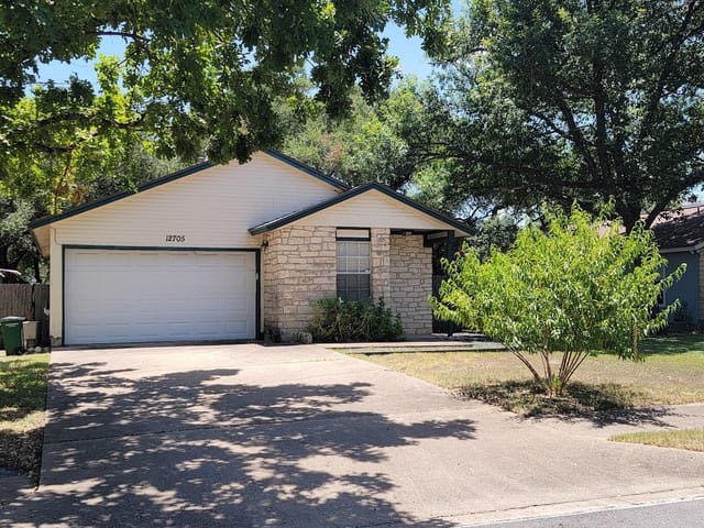12705 Heinemann Dr