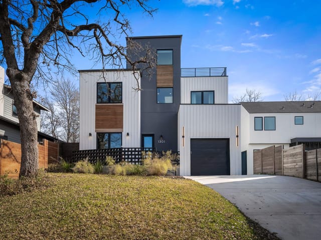1301 Deloney ST