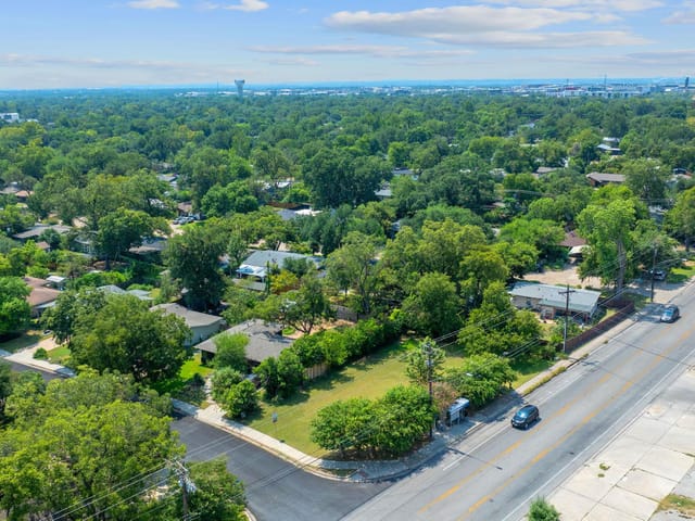1301 Glencrest Dr