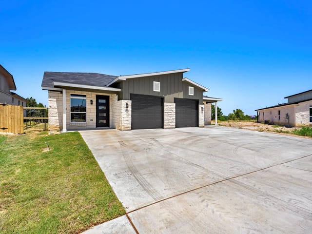 1301 Lone Pine WAY