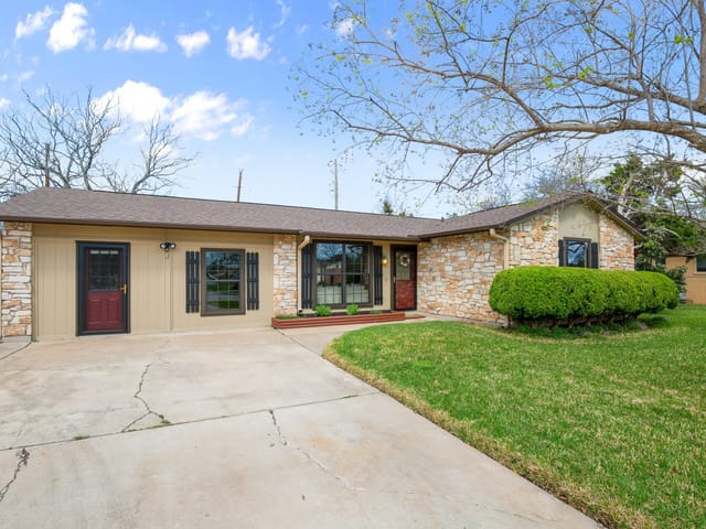 1302 Meadows Dr