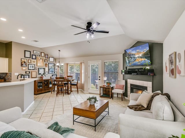 1302 Redbud Ln