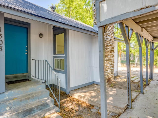 1303 E Saint Johns Ave