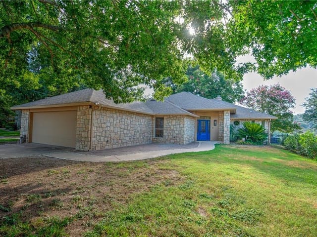 1303 Lakeshore DR