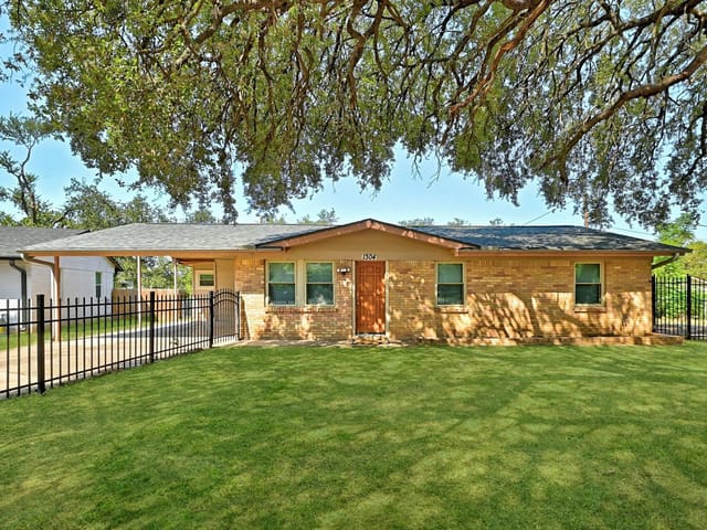 1304 Astor Pl