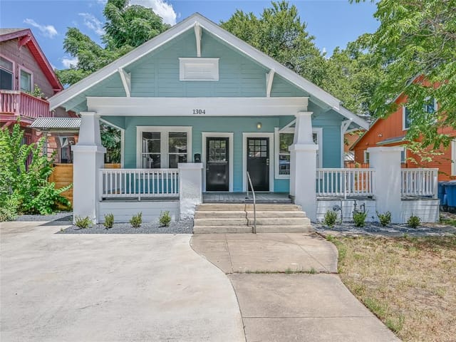1304 E Cesar Chavez St
