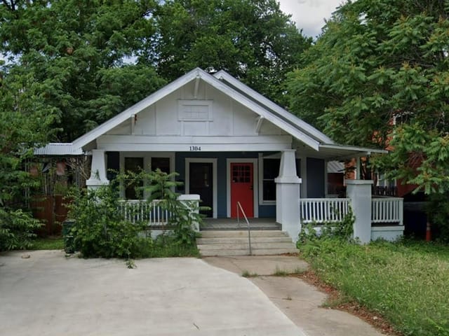 1304 E Cesar Chavez St
