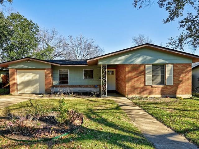 1304 Hillcrest Dr