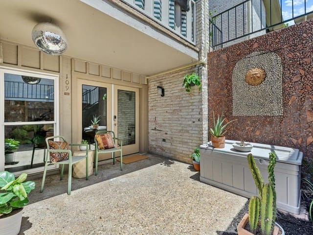 1304 Summit St Unit #109