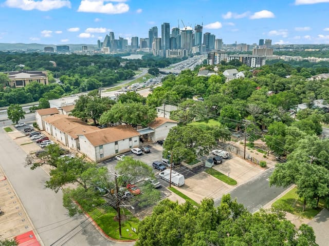 1304 Summit St Unit #201