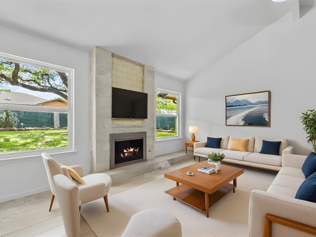 1305 Doonesbury Dr