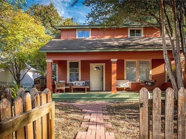 1306 E Cesar Chavez