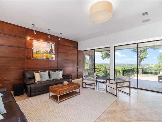 1306 Quaker Ridge Dr