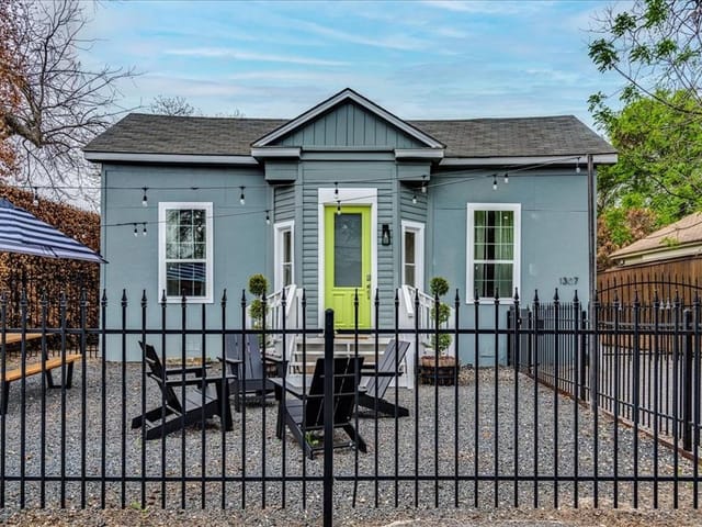 1307 E Cesar Chavez St