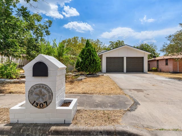 1307 Meadgreen DR