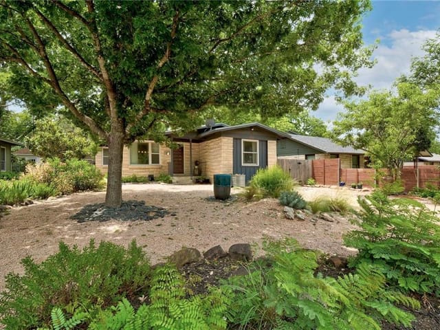 1309 Harriet Ct