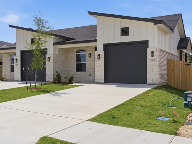 1311 Lone Pine Way