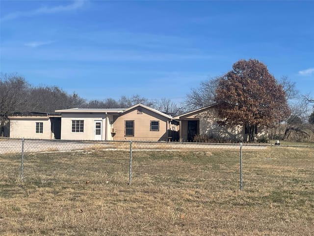 1312 N US Highway 281