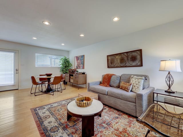 1313 E 52nd St Unit #105