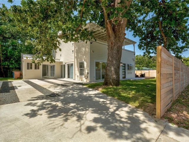 1315 Comal St