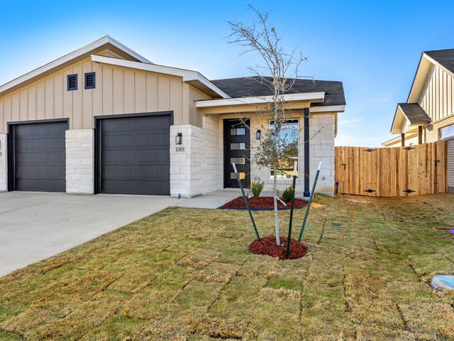 1315 Lone Pine Way