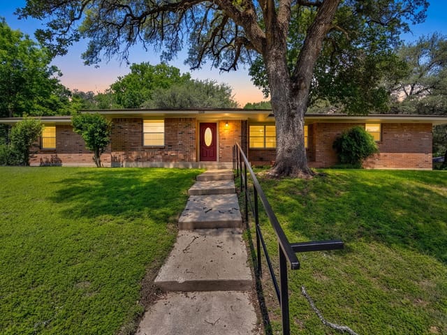 1318 Live Oak DR