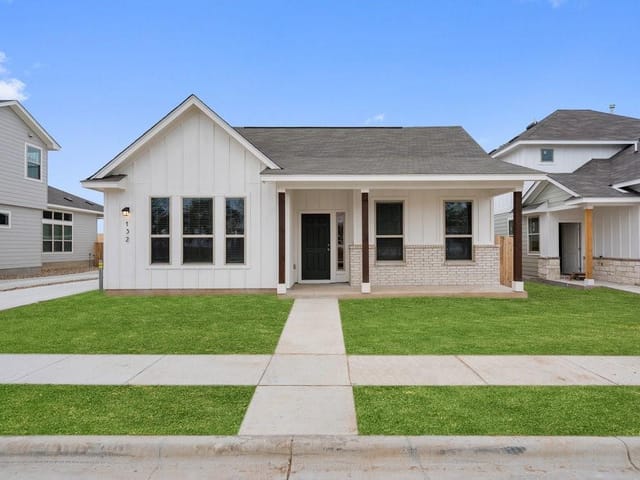 132 Condesa St