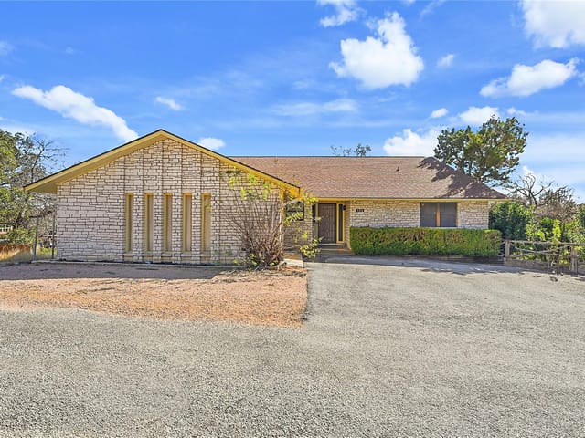 132 W Outer DR