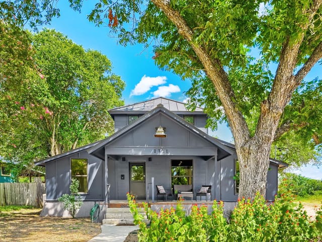 1321 W San Antonio ST