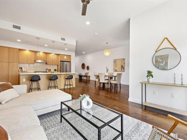 1322 E 12th St Unit #206